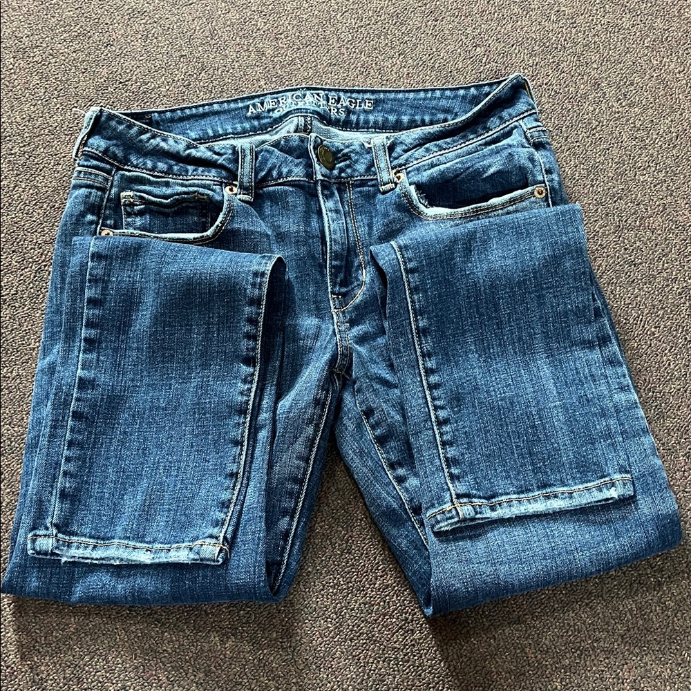 American Eagle outfitters skinny stretch jeans size 6. Great Condition.